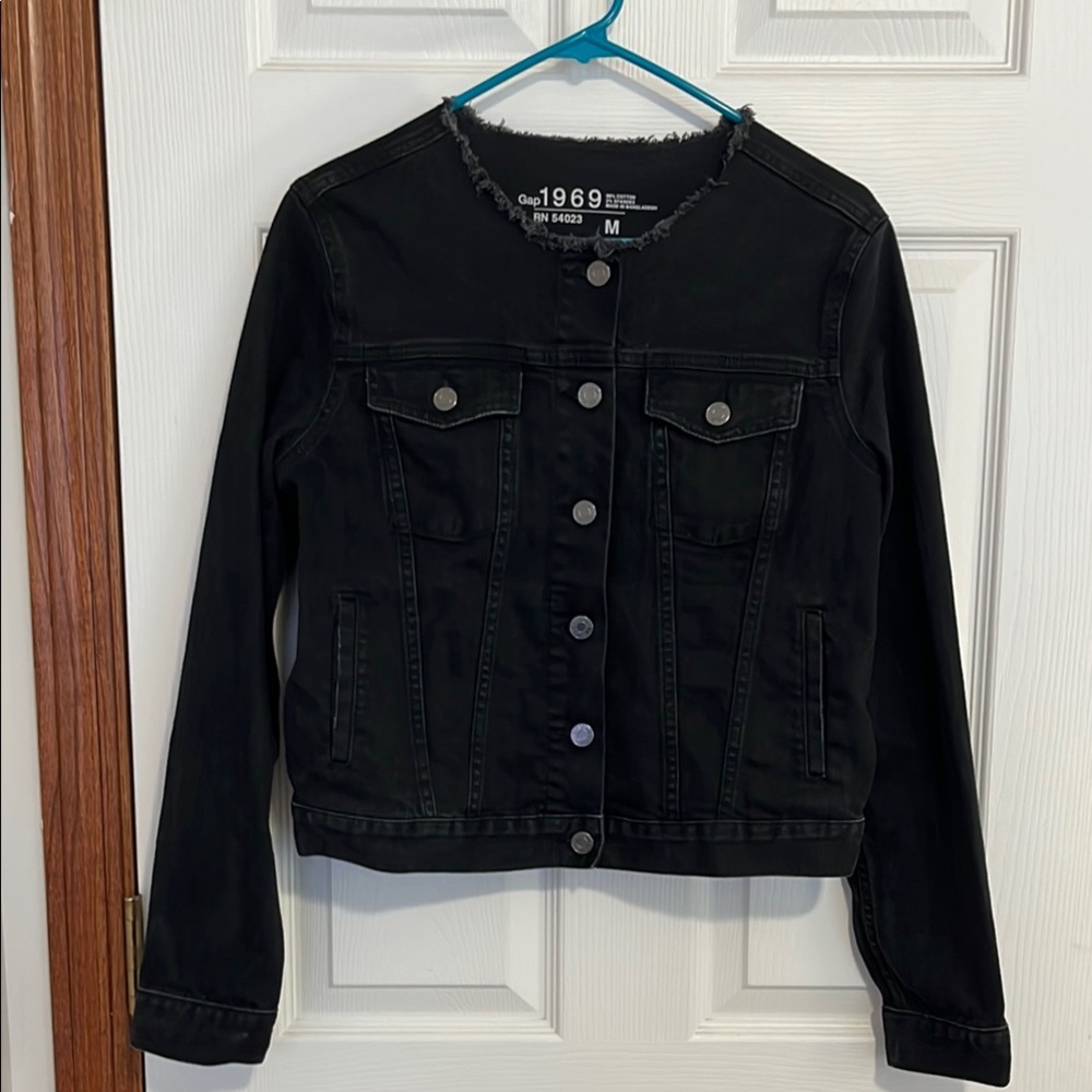 GAP Black Denim Raw Collar Jean 
Jacket w/ Silver Tone Buttons Women’s Medium